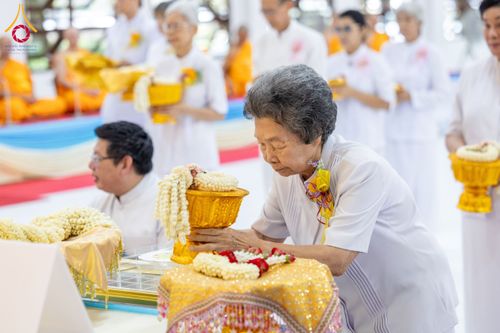ภาพ No.160901:พิธีเจริญพระพุทธมนต์ และปิดแผ่นทองรูปเหมือน พระเดชพระคุณพระมงคลเทพมุนี (สด จนฺทสโร) พระผู้ปราบมาร จำนวน 3 องค์ วันเสาร์ที่ 5 ตุลาคม พ.ศ. 2567 ณ อาคารปลูกศรัทธา 2 (ชานชลาเดิม) วัดพระธรรมกาย อ.คลองหลวง จ.ปทุมธานี