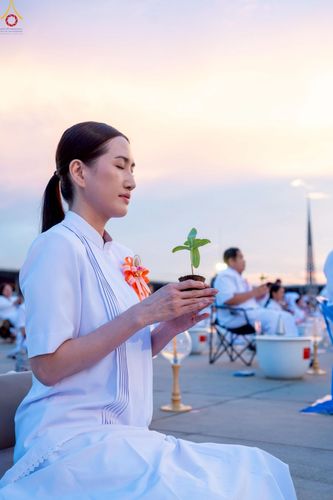 ภาพ No.252993:วันที่ 10 ตุลาคม พ.ศ. 2568 พิธีปลูกต้นทรัพย์บานชื่น ณ ลานธรรม วัดพระธรรมกาย