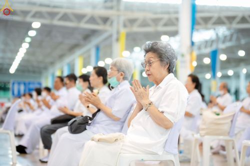 ภาพ No.89539:พิธีตักบาตร ข้าวสารอาหารแห้ง พิธีบูชาข้าวพระ และพิธีจุดเทียนใจ ไฟนิรันดร์  อนันตชัย ณ สภาธรรมกายสากล วัดพระธรรมกาย วันอาทิตย์ที่ 1 ตุลาคม พ.ศ. 2566