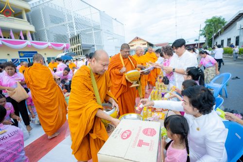 ภาพ No.150901:พิธีเจริญพระพุทธมนต์ และทำบุญตักบาตรแด่คณะสงฆ์ จำนวน 121 รูป เนื่องในโอกาสฉลองครบรอบ 120 ปี อำเภอคลองหลวง จังหวัดปทุมธานี เพื่อถวายเป็นพุทธบูชา ช่วยเหลือผู้ประสบความเดือดร้อนจากอุทกภัย และคณะสงฆ์ 323 วัด 4 จังหวัดชายแดนภาคใต้ วันเสาร์ที่ 31 สิงหาคม พ.ศ. 