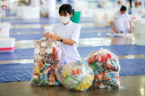 ภาพ No.139165:พิธีตักบาตร , พิธีบูชาข้าวพระ ณ ห้องแก้วสารพัด 1 สภาธรรมกายสากล วัดพระธรรมกาย วันอาทิตย์ต้นเดือนที่ 2 มิถุนายน พ.ศ. 2567