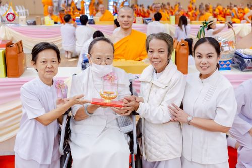 ภาพ No.272971:วันอาทิตย์ที่ 23 พฤศจิกายน พ.ศ.2568 พิธีมุทิตาสักการะ พระมหาเถระและพระเถระ ประจำปีพุทธศักราช 2568 ณ ห้องแก้วสารพัดนึก 2 สภาธรรมกายสากล  วัดพระธรรมกาย