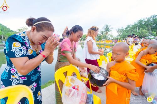 ภาพ No.222248:วันที่ 26-27 เมษายน พ.ศ. 2568 ศูนย์ปฏิบัติธรรมสวนผึ้ง ร่วมกับ ธุดงค์คสถานประจวบคีรีขันธ์ และวัดอ่าวน้อย  จัดกิจกรรมเดินธรรมยาตรา ตักบาตรข้าวสารอาหารแห้ง และจุดประทีปถวายเป็นพุทธบูชา ณ วัดอ่าวน้อย จ.ประจวบคีรีขันธ์