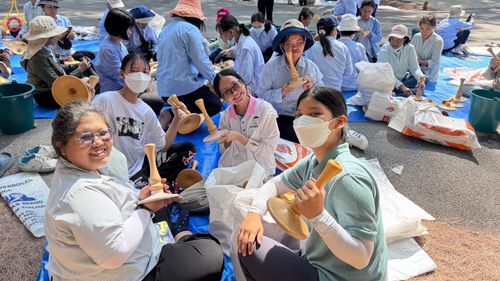 ภาพ No.198822:V.50 สารพัดV สารพัดดี ที่ธรรมยาตรา ในโครงการธรรมยาตรา กตัญญูบูชา มหาปูชนียาจารย์ พระมงคลเทพมุนี(สด จนฺทสโร) พระผู้ปราบมาร อนุสรณ์สถาน 7 แห่ง ปีที่ 13 ระหว่างวันที่ 2-31 มกราคม พ.ศ. 2568