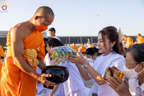 ภาพ No.105344:พิธีตักบาตรฉลองพระบวชใหม่ รุ่นบูชาธรรมมหาปูชนียาจารย์ และต้อนรับศักราชใหม่ วันจันทร์ที่ 1 มกราคม พ.ศ. 2567 ณ ลานธรรมพระมหาธรรมกายเจดีย์ วัดพระธรรมกาย
