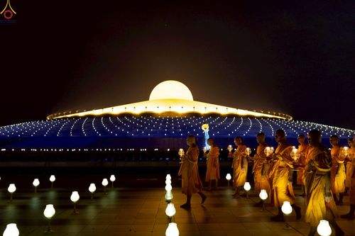 ภาพ No.224062:วันวิสาขบูชา วันอาทิตย์ที่ 11 พฤษภาคม พ.ศ. 2568 พิธีจุดวิสาขประทีป ,  พิธีเวียนประทักษิณรอบพระมหาธรรมกายเจดีย์ , พิธีฉลองชัยสวดมนต์บทธัมมจักกัปปวัตตนสูตร ครบ 7,357,000,000 จบ ณ มหารัตนวิหารคด วัดพระธรรมกาย