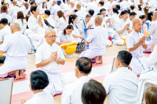 ภาพ No.217051:วันเสาร์ที่ 12 เมษายน พ.ศ. 2568 พิธีเวียนประทักษิณรอบพระมหาธรรมกายเจดีย์  พิธีวันทาเจดีย์ พิธีขอขมาและมอบผ้าไตร ในโครงการอุปสมบทหมู่ บูชาธรรมหลวงพ่อธัมมชโย, โครงการธรรมทายาท ระดับอุดมศึกษา รุ่นที่ 52 ,  โครงการบวชพระนานาชาติ AEC & WAB CEO รุ่นที่ 4 , ณ ว