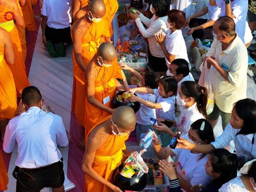 ภาพ No.101919:ตักบาตรพระ 10,000 รูป เติมบุญให้แผ่นดิน เนื่องในโอกาส 192 ปี จังหวัดกาญจนบุรี หนึ่งในโครงการตักบาตรพระ 2,000,000 รูป  77 จังหวัดทุกวัดทั่วไทย วันจันทร์ที่ 11 ธันวาคม พ.ศ. 2566 บริเวณถนนสองแคว (SKY WALK) เมืองกาญจนบุรี