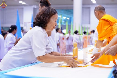 ภาพ No.159577:สัมมนาพิเศษและพิธีมอบองค์พระธรรมกาย 2,000 องค์ ณ ห้องแก้วสารพัดนึก 1 วัดพระธรรมกาย วันอาทิตย์ต้นเดือนที่ 6 ตุลาคม พ.ศ. 2567