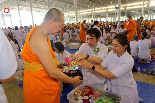 ภาพ No.215213:วันอาทิตย์ต้นเดือนที่ 6 เมษายน พ.ศ. 2568 พิธีตักบาตรข้าวสารอาหารแห้ง ณ บ้านแก้วเรือนทองคุณยาย สภาธรรมกายสากล วัดพระธรรมกาย