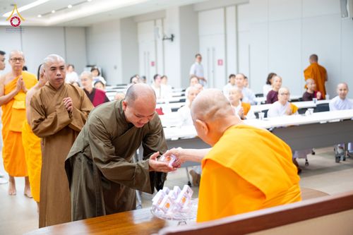 ภาพ No.324788:วันอังคารที่ 21 เมษายน พ.ศ.2569  หลวงพ่อทัตตชีโว รองเจ้าอาวาสวัดพระธรรมกาย ถวายการต้อนรับและปฏิสันถารคณะสงฆ์จากประเทศเวียดนาม