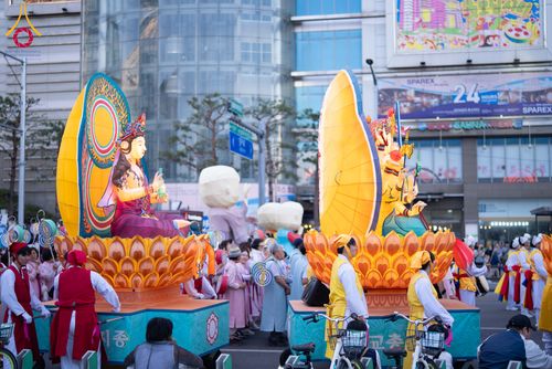 ภาพ No.328952:วันเสาร์ที่ 16 พฤษภาคม พ.ศ.2569 งานเทศกาลโคมวิสาขบูชานานาชาติ หรือ ยอนดึงฮเว  연등회 (Lotus Lantern Festival) ประจำปี 2569 ประเทศเกาหลีใต้