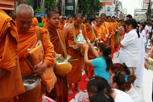 ตักบาตรหาดใหญ่พระ 10,000 รูป 