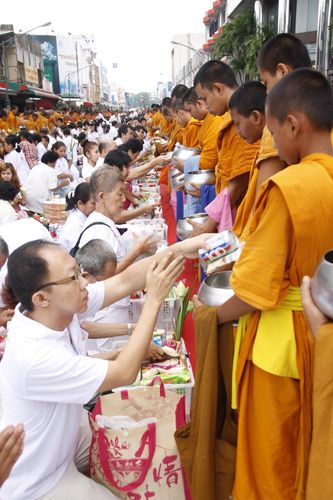 ภาพ No.2929:ตักบาตรหาดใหญ่พระ 10,000 รูป 