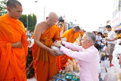 ภาพ No.2432:ตักบาตรหัวหิน