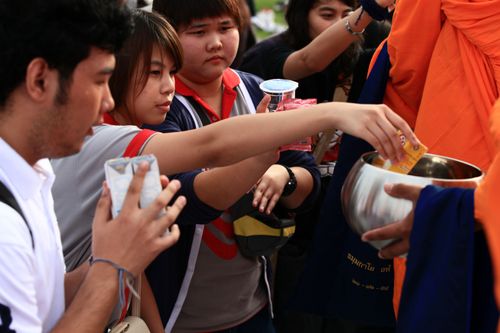 ภาพ No.2538:ตักบาตร Freshy ม.เกษตรฯ พระ 1,172 รูป