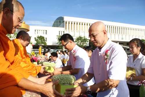 ภาพ No.2909:ตักบาตรพระ 1,260 รูป พระจอมเกล้าธนบุรี 