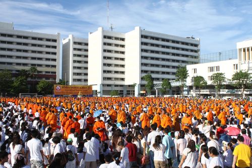 ตักบาตรพระ 1,260 รูป พระจอมเกล้าธนบุรี 