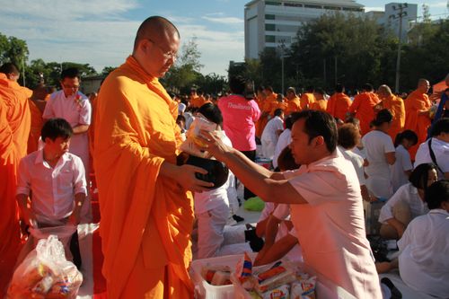 ภาพ No.2910:ตักบาตรพระ 1,260 รูป พระจอมเกล้าธนบุรี 