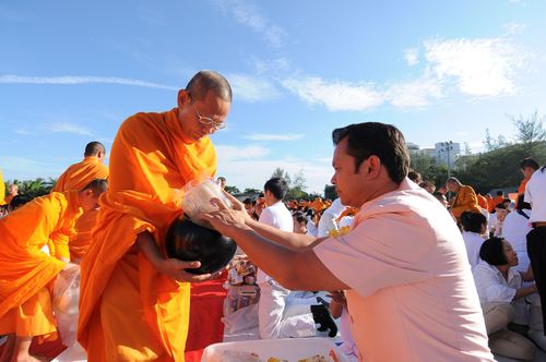 ภาพ No.2916:ตักบาตรพระ 1,260 รูป พระจอมเกล้าธนบุรี 