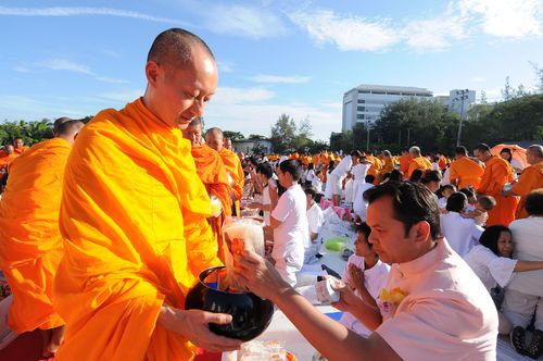 ภาพ No.2917:ตักบาตรพระ 1,260 รูป พระจอมเกล้าธนบุรี 