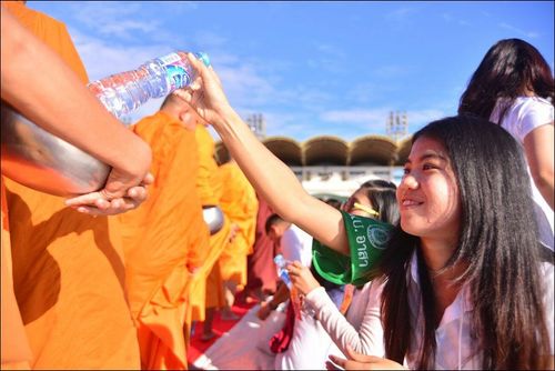 ภาพ No.8837:ประมวลภาพตักบาตรพระมหาวิทยาลัยเกษตรศาสตร์ พระ 1,173 รูป