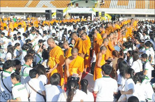ภาพ No.8840:ประมวลภาพตักบาตรพระมหาวิทยาลัยเกษตรศาสตร์ พระ 1,173 รูป