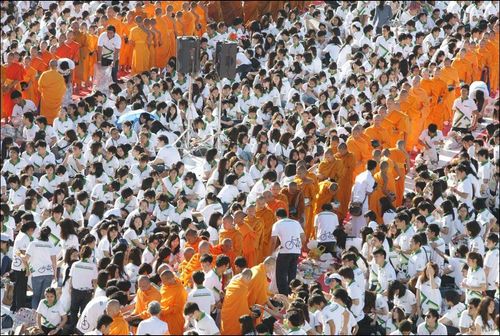 ภาพ No.8841:ประมวลภาพตักบาตรพระมหาวิทยาลัยเกษตรศาสตร์ พระ 1,173 รูป