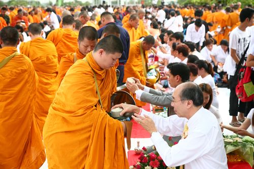 ภาพ No.2523:ตักบาตรลาดกระบัง