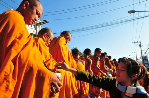  ตักบาตรเลย พระ 1,111 รูป