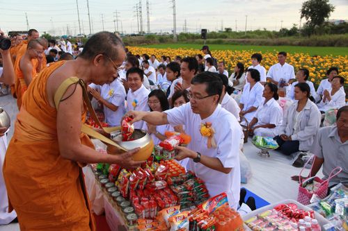 ตักบาตรลพบุรี พระ 555 รูป