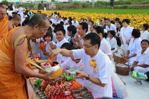 ภาพ No.5425:ตักบาตรลพบุรี พระ 555 รูป