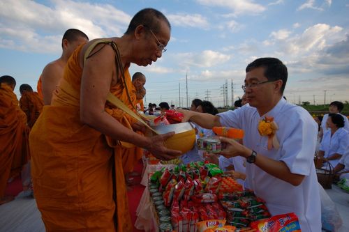 ภาพ No.5431:ตักบาตรลพบุรี พระ 555 รูป