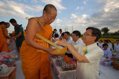 ภาพ No.5432:ตักบาตรลพบุรี พระ 555 รูป