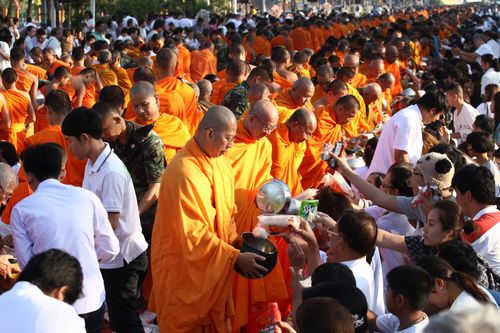 ภาพ No.5384:ตักบาตรพิษณุโลก พระ 2,600 รูป