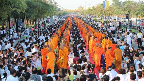 ภาพ No.5385:ตักบาตรพิษณุโลก พระ 2,600 รูป