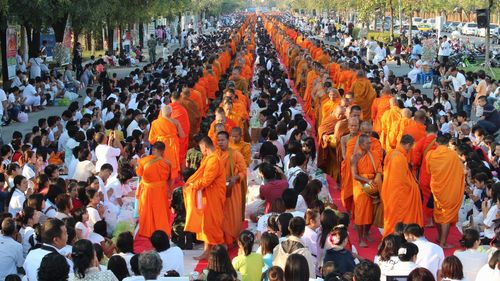 ภาพ No.5387:ตักบาตรพิษณุโลก พระ 2,600 รูป