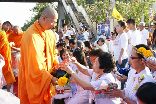 ภาพ No.5391:ตักบาตรพิษณุโลก พระ 2,600 รูป