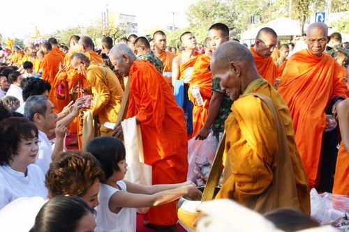 ภาพ No.5392:ตักบาตรพิษณุโลก พระ 2,600 รูป