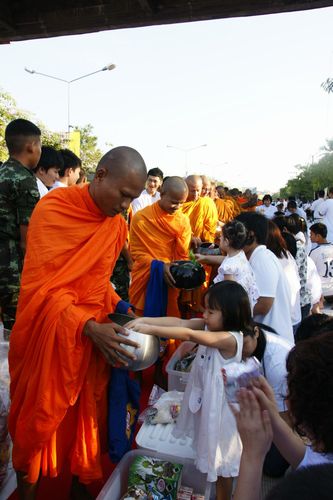 ภาพ No.5394:ตักบาตรพิษณุโลก พระ 2,600 รูป