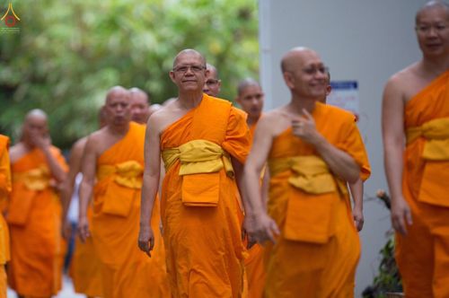 พระภิกษุสงฆ์หลายรูปเดินแถวในพิธีอธิษฐานพรรษา ณ วัดพระธรรมกาย