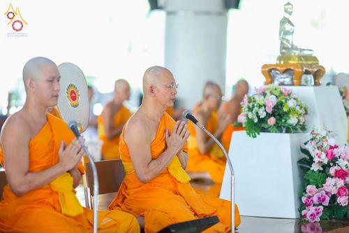 พระภิกษุสงฆ์กำลังนั่งพนมมือสวดมนต์ในพิธีบุพเปตพลี ณ หอฉันคุณยายอาจารย์มหารัตนอุบาสิกาจันทร์ ขนนกยูง วัดพระธรรมกาย