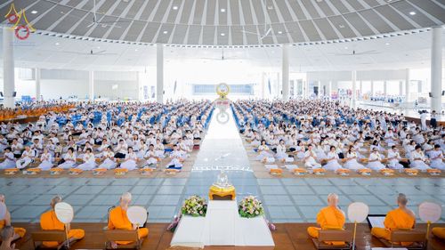 พุทธศาสนิกชนชุดขาวนั่งสมาธิและร่วมพิธีบุพเปตพลีภายในหอฉันคุณยายอาจารย์มหารัตนอุบาสิกาจันทร์ ขนนกยูง วัดพระธรรมกาย