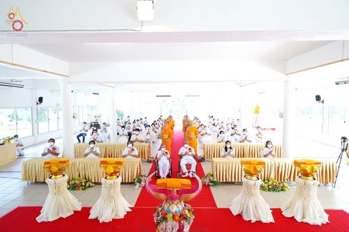 พระภิกษุสงฆ์และพุทธศาสนิกชนร่วมพิธีทอดกฐินสามัคคีภายในอาคารปฏิบัติธรรม