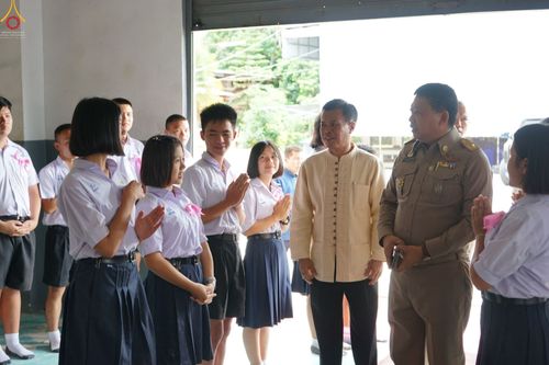 นักเรียนโรงเรียนปายวิทยาคารยืนพนมมือต้อนรับผู้ใหญ่ในพิธีมอบโล่รางวัลโครงการสวดธัมมจักกัปปวตนสูตร