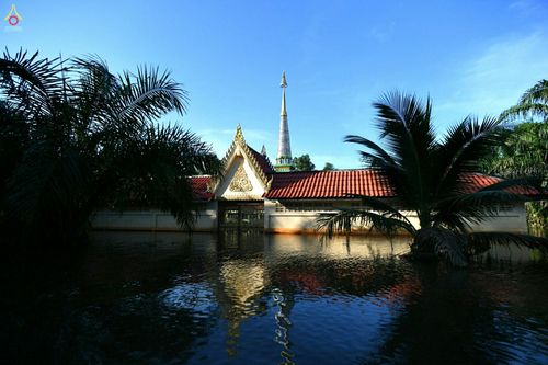 อาคารศาสนสถานและเจดีย์ที่ถูกน้ำท่วมขังในพื้นที่ประสบอุทกภัยภาคใต้