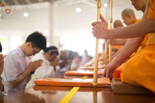 พระภิกษุสงฆ์และสาธุชนกำลังประกอบพิธีปุพพเปตพลีอุทิศส่วนกุศล ณ หอฉันคุณยายอาจารย์ฯ วัดพระธรรมกาย