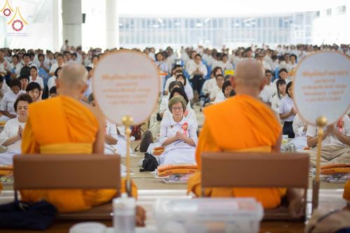 พระภิกษุสงฆ์และพุทธศาสนิกชนชุดขาวร่วมพิธีปุพพเปตพลี ณ หอฉันคุณยายอาจารย์ฯ วัดพระธรรมกาย