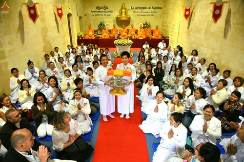 พุทธศาสนิกชนร่วมพิธีทอดกฐินภายในวัดพระธรรมกายบอร์คโด ประเทศฝรั่งเศส