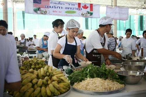 อาสาสมัครกำลังเตรียมอาหารและวัตถุดิบเพื่อแจกจ่ายในกิจกรรมบุญวันอาทิตย์ต้นเดือน